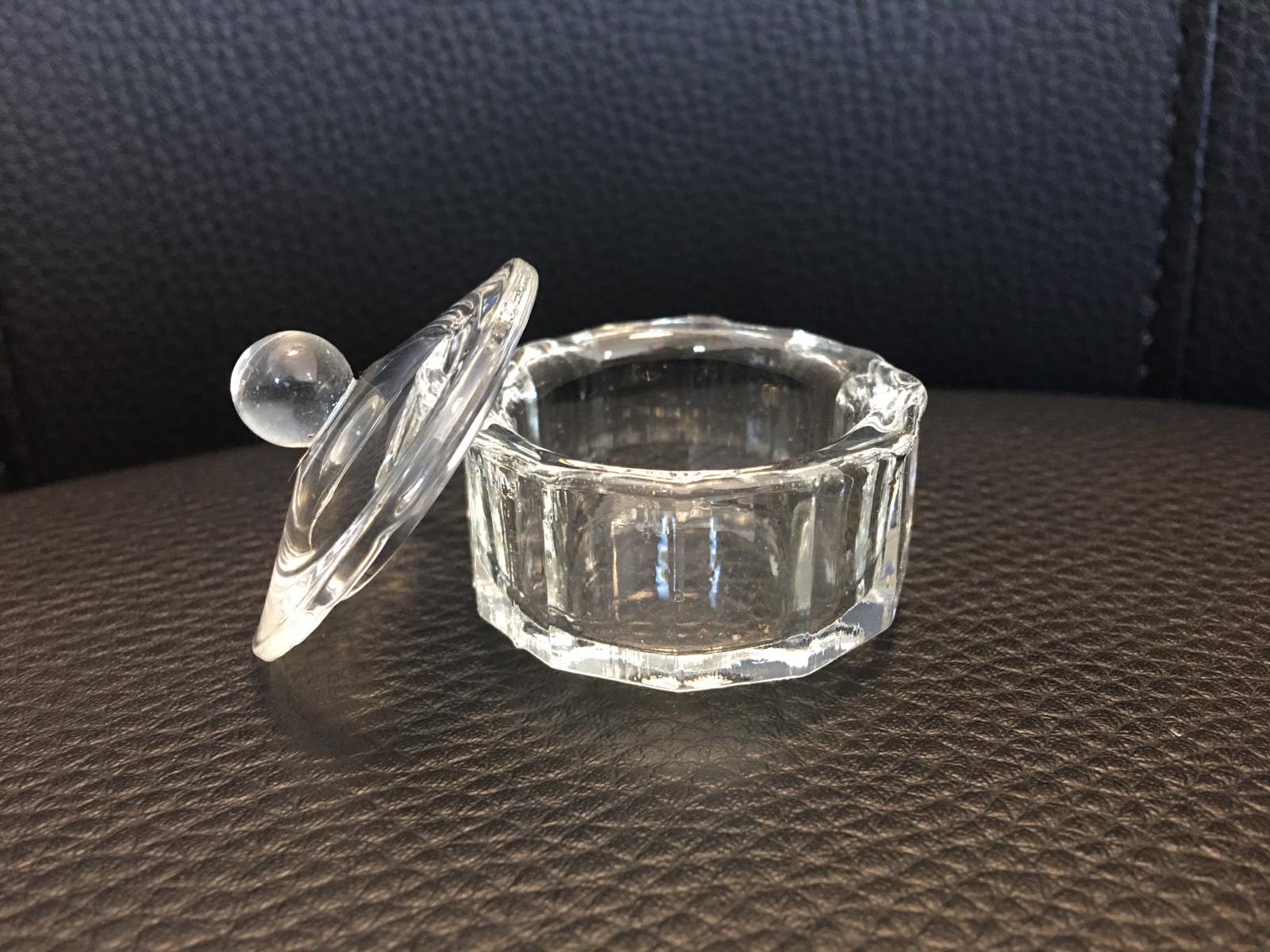 стъклена чашка за течности(мономер,спирт) с капак